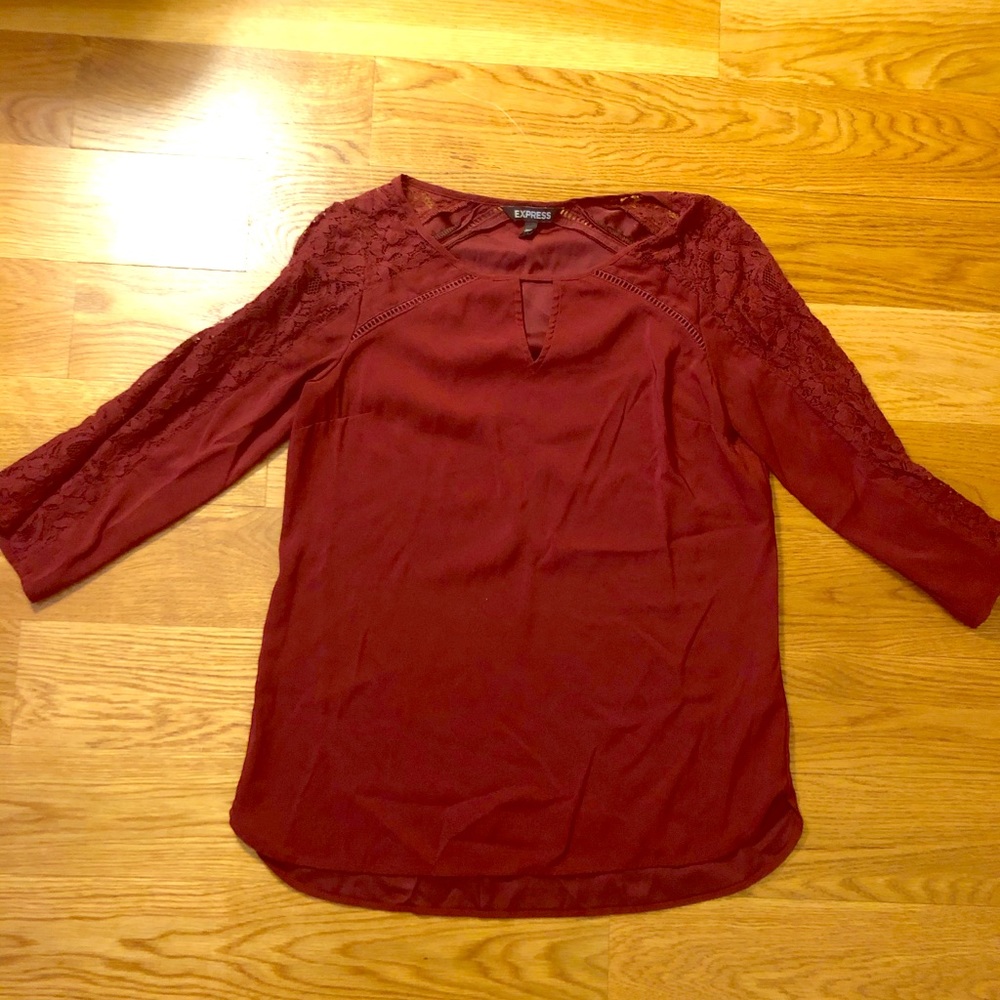 Express blouse with lace sleeves